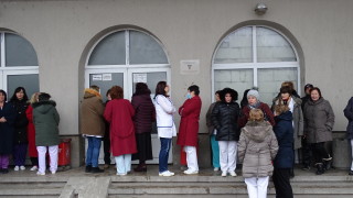 Лекари от Враца излязоха да протестират заради натрупаните дългове на