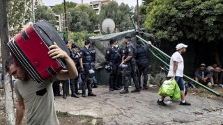 Мигранти и незаконно настанили сe са издигнали горящи барикади в