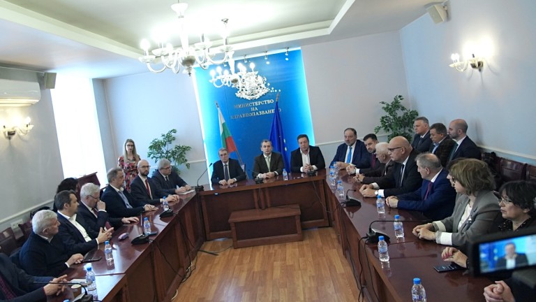 Динозаврите в здравеопазването се подписаха за по-добри здравни услуги