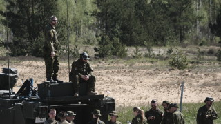 Латвийски военни са използвали сълзотворен газ и са произвели предупредителен