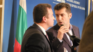 Скандал в парламента Съпредседателят на Продължаваме промяната Кирил Петков излезе