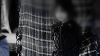 Седемгодишно момиче от Гватемала което незаконно прекосява границата между САЩ