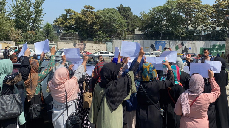 Няколко десетки протестиращи се събраха пред президентския дворец в Кабул,