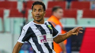 Испанският футболист на АЕК Ларнака Тете говори на пресконференцията преди