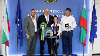 Министърът на младежта и спорта Красен Кралев награди с почетен