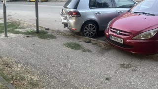 Шофьор с година стаж зад волана помете пет паркирани автомобила