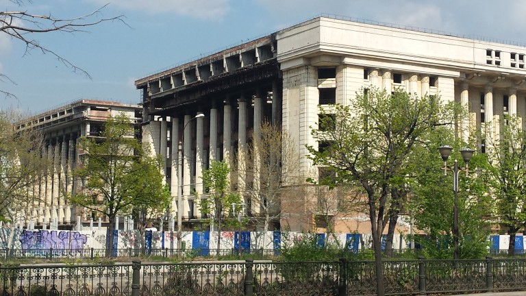 Изоставена комунистическа сграда, емблема на Букурещ, се продава за €60 милиона