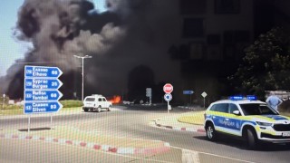 Димът от пожара в складовата база в Средец се е