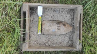 Силно корозирал 100 мм снаряд открит във вилна зона в