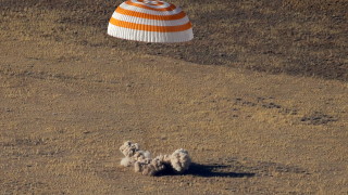 Капсулата "Союз" върна успешно на Земята трима членове на МКС