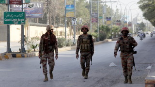 Най малко 23 души загинаха при екстремистка атака в Пакистан Въоръжени
