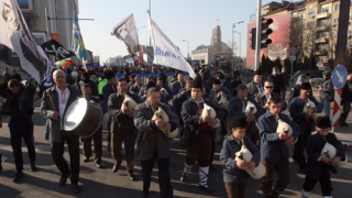 Азис се целува с двойничка на Алисия