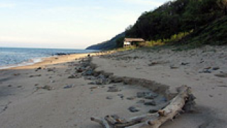 Откриха трупа на млада жена на плажа край Варна   