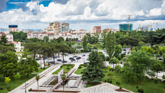 В Албания повишават заплатите в държавния сектор - и стават с над 20% по-ниски от средната у нас