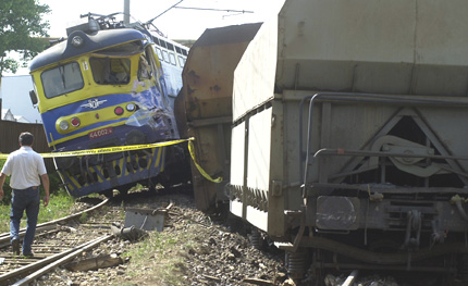 Бърз влак се удари в дерайлирали вагони на гара Казичене