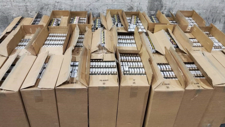 Митнически служители откриха 296 000 къса (14 800 кутии) цигари на