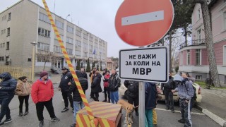 Жители на Казанлък се събраха на протест пред полицията след