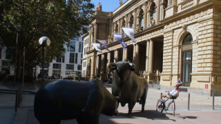 Новините за нов вариант на коронавируса потопиха пазарите в петък