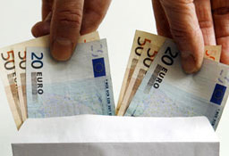 Гърците в паника, теглят си еврото от банките 