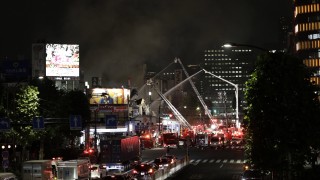 Пожарникари се опитват да угасят пожар в известния пазар за