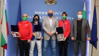 Министърът на младежта и спорта Красен Кралев връчи почетен плакет