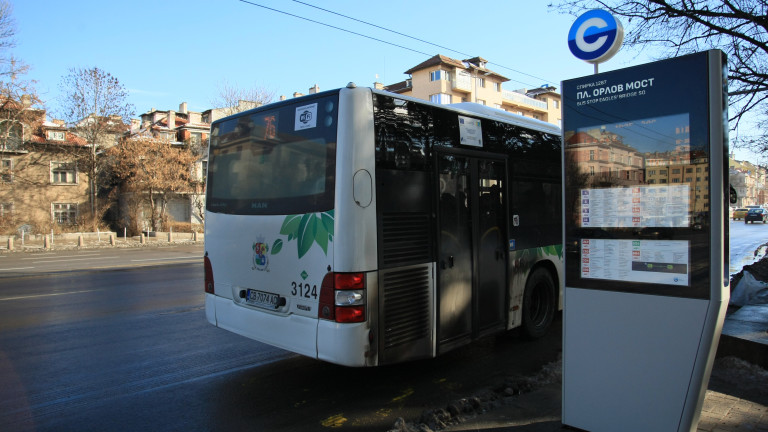 Градски автобус и кола се удариха в София 