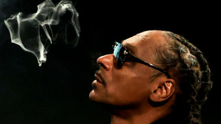 Роден като Калвин Кордозар Бродъс младши през 1971 г в