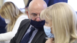 Регионалният министър Петя Аврамова също дойде в парламента да отговори