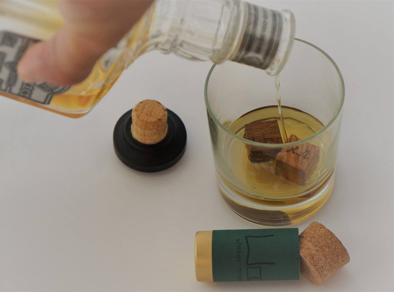 Прецизно и ръчно изработените дъбови ароматни кубчета на WooWhiskey