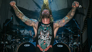 Арестуваха певеца на As I Lay Dying за поръчка на убийство
