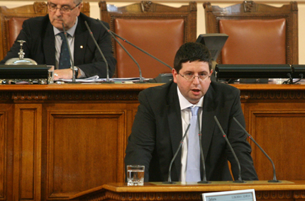 Актуализацията предпазва страната от финансови трусове, увери Чобанов 