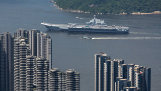 Десетки китайски военни кораби и самолетоносач показват сила на учение
