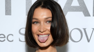 Бела Хадид работи и се забавлява по бански