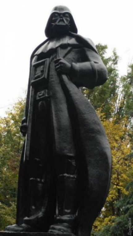 Одески художник превърна паметник на Ленин в Дарт Вейдър 