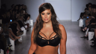 Ашли Греъм често дефилира по бельо и бански а през