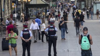 Мъж носещ жилетка с експлозиви е бил прострелян от каталунски