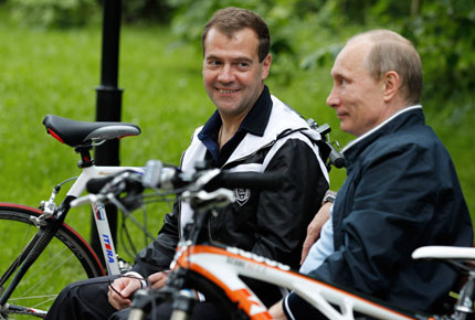 Медведев и Путин въртят педали край Москва 
