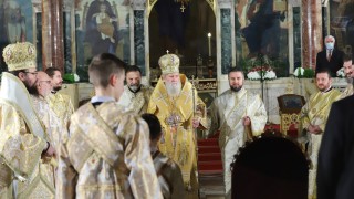 През днешния ден на Рождество Христово хиляди българи изпълниха храмовете