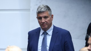 Депутати от Продължаваме промяната Демократична България ПП ДБ отправиха сериозни