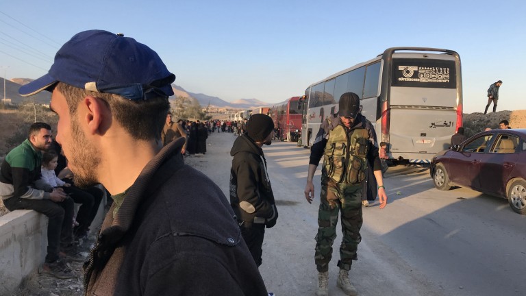 Два автобуса, превозващи първата група бойци от Джаиш ал Ислам