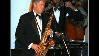 Продават на търг саксофона на Бил Клинтън