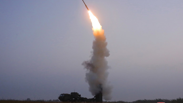 Южна Корея проведе изпитания на ракети с наземно, морско и