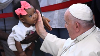 Папа Франциск посети управляван от Църквата социален център в квартал
