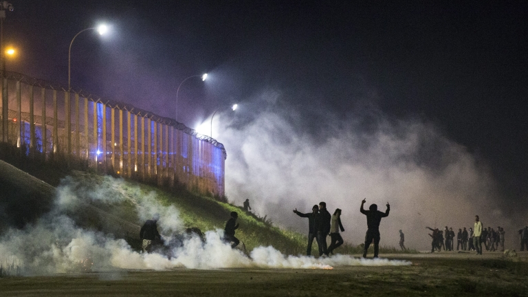 В Кале се стигна до сблъсъци между мигранти и полицията 