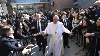 Папа Франциск е на посещение в Колумбия съобщи ежедневникът The