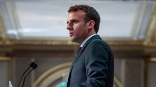 Френският президент Еманюел Макрон настоява за среща с военния командир