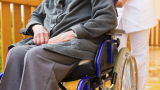  Швеция търси незабавно 10 000 медици за старческите домове 