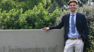 През 2001 г когато е още дете Оскар Оглина се