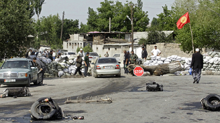 Узбеките в Киргизстан заплашват да взривят склад с петрол
