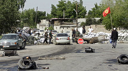 Узбеките в Киргизстан заплашват да взривят склад с петрол
